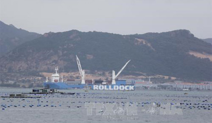 Tàu tàu vận tải hạng nặng Rolldock Storm (Hà Lan) chở tàu ngầm neo đậu tại vịnh Cam Ranh. Ảnh: TTXVN