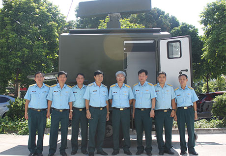 Hội đồng Nghiệm thu Quân chủng PK-KQ bên sản phẩm Máy hỏi do Viện Kỹ thuật PK-KQ thiết kế, chế tạo. Ảnh báo PK-KQ