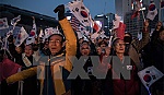 Biểu tình rầm rộ tại Seoul ủng hộ và phản đối bà Park Geun-hye