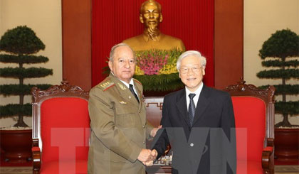 Tổng Bí thư Nguyễn Phú Trọng tiếp Thượng tướng Leopoldo Cintra Frías, Ủy viên Bộ Chính trị, Bộ trưởng Bộ các Lực lượng Vũ trang Cách mạng Cuba đang thăm hữu nghị chính thức Việt Nam. Ảnh: Trí Dũng/TTXVN