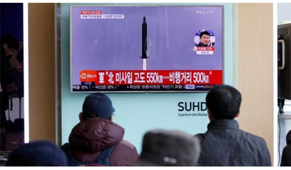 Người dân Hàn Quốc theo dõi thông tin về vụ phóng tên lửa của Triều Tiên qua tivi. Nguồn: Reuters