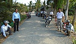 Nông dân hiến đất làm đường, góp sức xây dựng nông thôn mới