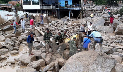 Binh sỹ Colombia chuyển thi thể nạn nhân khỏi khu vực lở đất ở Mocoa ngày 1/4. Ảnh: EPA/TTXVN