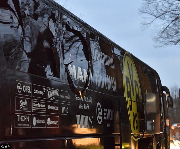 Chiếc xe bus của cầu thủ Domunt bị đánh bom. Ảnh: Dailymail