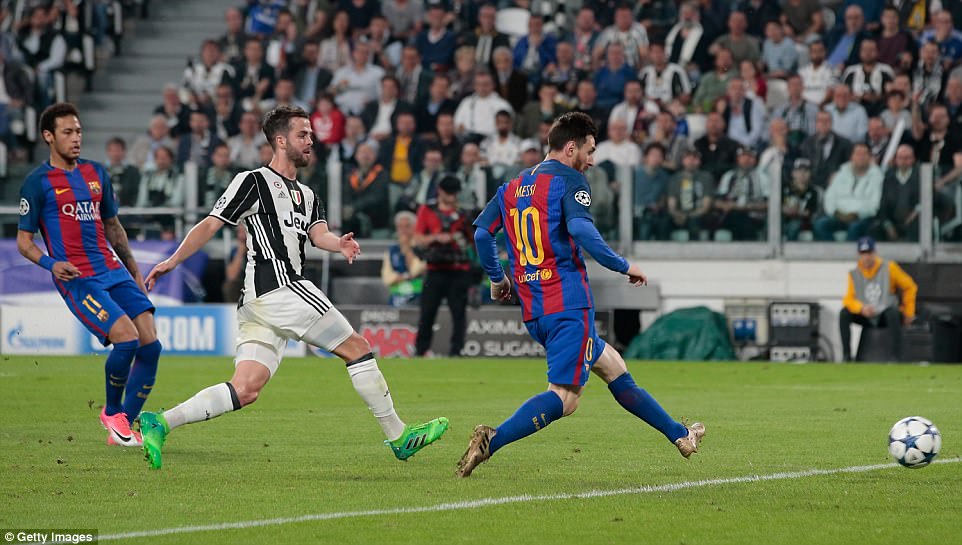 Các cầu thủ Barcelona tuyệt vọng con đường vào khung gỗ Buffon