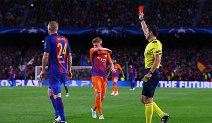  Barca đã phải nhận 25 thẻ vàng và một thẻ đỏ. 