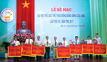 Ban Tổ chức trao Cờ đơn vị có “Thành tích xuất sắc” cho 7 đoàn dẫn đầu tại đại hội.