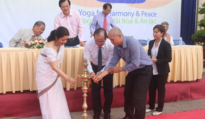 Ông Trần Thanh Đức và bà Smita Pant thực hiện nghi thức thắp đèn theo nghi thức truyền thống Ấn Độ.
