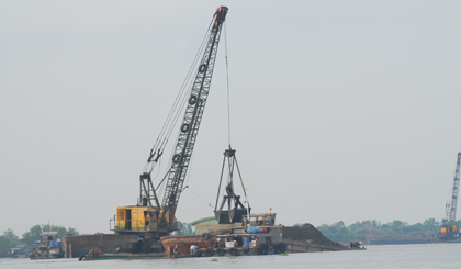 Khai thác cát trên sông Tiền.