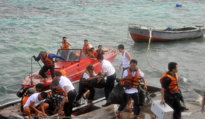 Đoàn phóng viên lên tác nghiệp trên huyện đảo Trường Sa. Ảnh: Hữu Chí