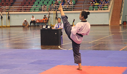 VĐV thực hiện bài thi biểu diễn quyền.