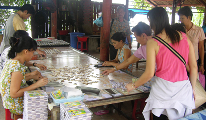 Thưởng thức sản phẩm của địa phương.