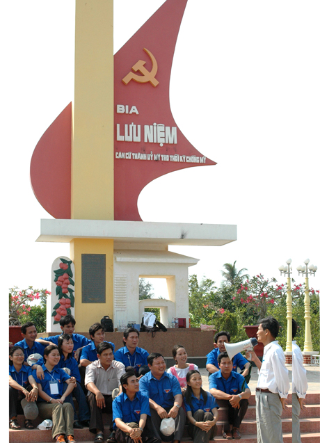 Bia Lưu niệm Căn cứ Thành ủy Mỹ Tho thời kỳ kháng chiến chống Mỹ  tại xã Đạo Thạnh. 					             Ảnh: DUY ANH