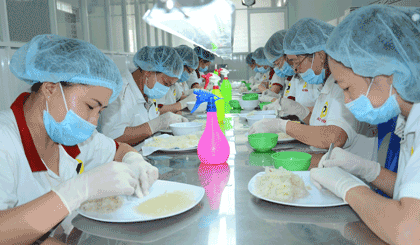 Sơ chế tổ yến.