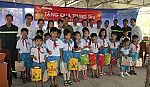 Báo Ấp Bắc tặng quà trung thu cho trẻ em vùng sâu