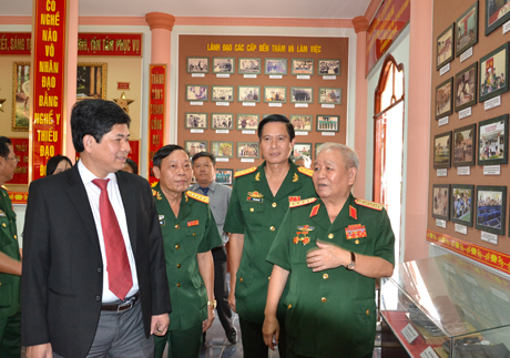 Đại biểu tham quan Phòng truyền thống của Trung tâm.