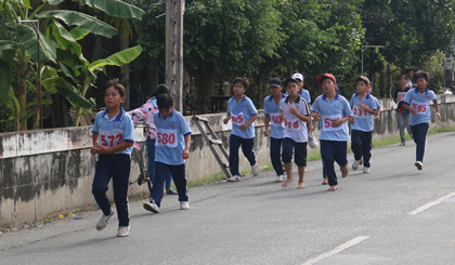 Các VĐV tranh tài tại Giải Việt dã truyền thống huyện Tân Phước lần thứ XXII.