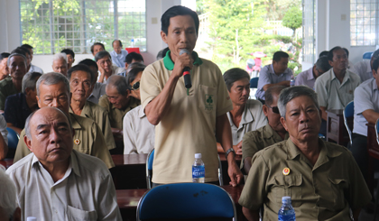 Cử tri xã Tân Hưng phát biểu đóng góp ý kiến với Đoàn ĐBQH.