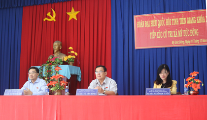 Đoàn ĐBQH làm việc tại buổi tiếp xúc với cử tri xã Mỹ Đức Đông.