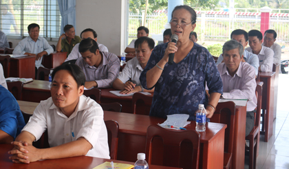 Cử tri xã Mỹ Đức Đông tham gia đóng góp ý kiến.