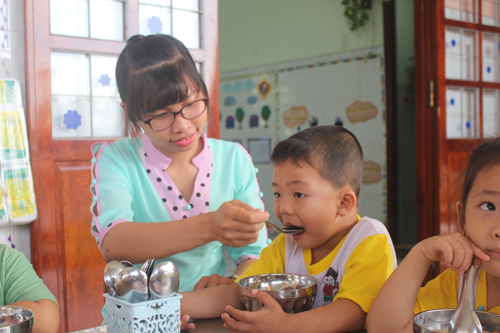 Trước 6 giờ 30 hằng ngày, tất cả các cô giáo, nhân viên đều phải có mặt ở trường để bắt đầu ngày làm việc.  Công việc đầu tiên là các cô giáo là đón các bé vào lớp. 