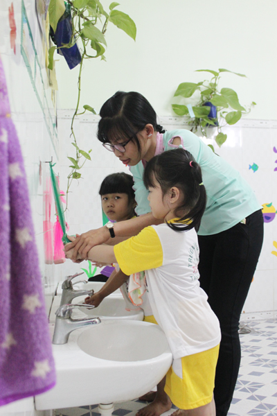 Việc vệ sinh cho bé được các giáo viên đặc biệt quan tâm. Đây là yêu cầu  bắt buộc của công việc.