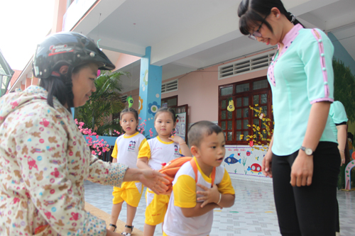 Kết thúc một ngày làm việc của các giáo viên là khi phụ huynh đến  đón hết các bé, thường là 17 giờ, thậm chí có khi đến hơn 17 giờ 30.