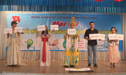 Các đoàn viên thực hiện phần thi biểu diễn tiểu phẩm.