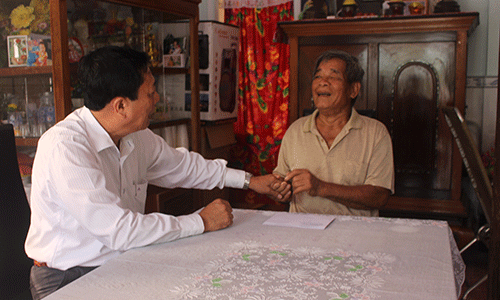  Đồng chí Nguyễn Văn Thắng tặng quà cho ông Lại Thị Chồi, mẹ liệt sĩ, ấp Xóm Chủ, xã Kiểng Phước. 