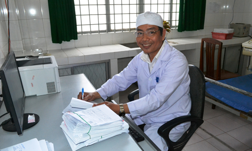BS Dũng trong giờ làm việc