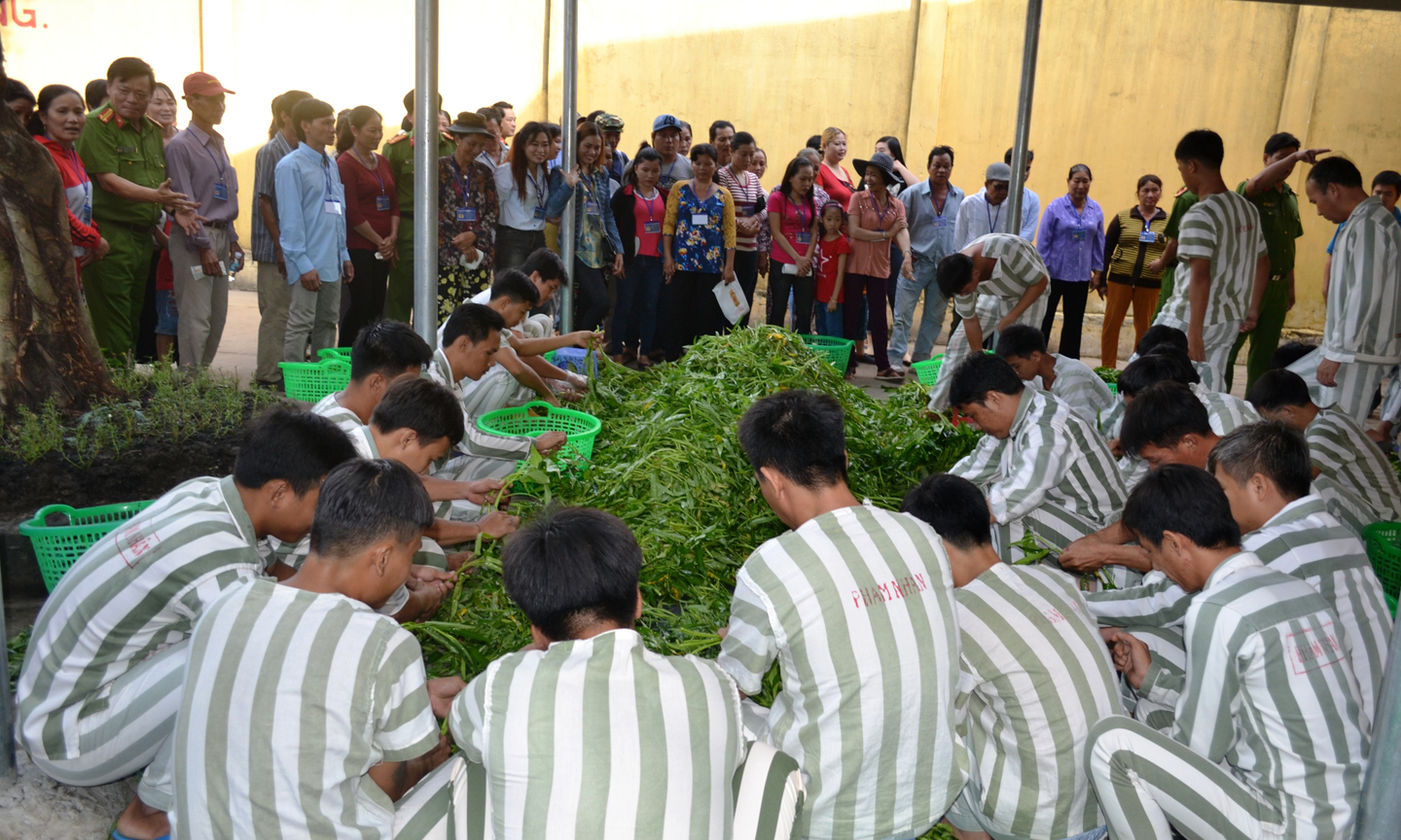 Thân nhân tham quan thực tế nơi ăn, nghỉ của các phạm nhân.