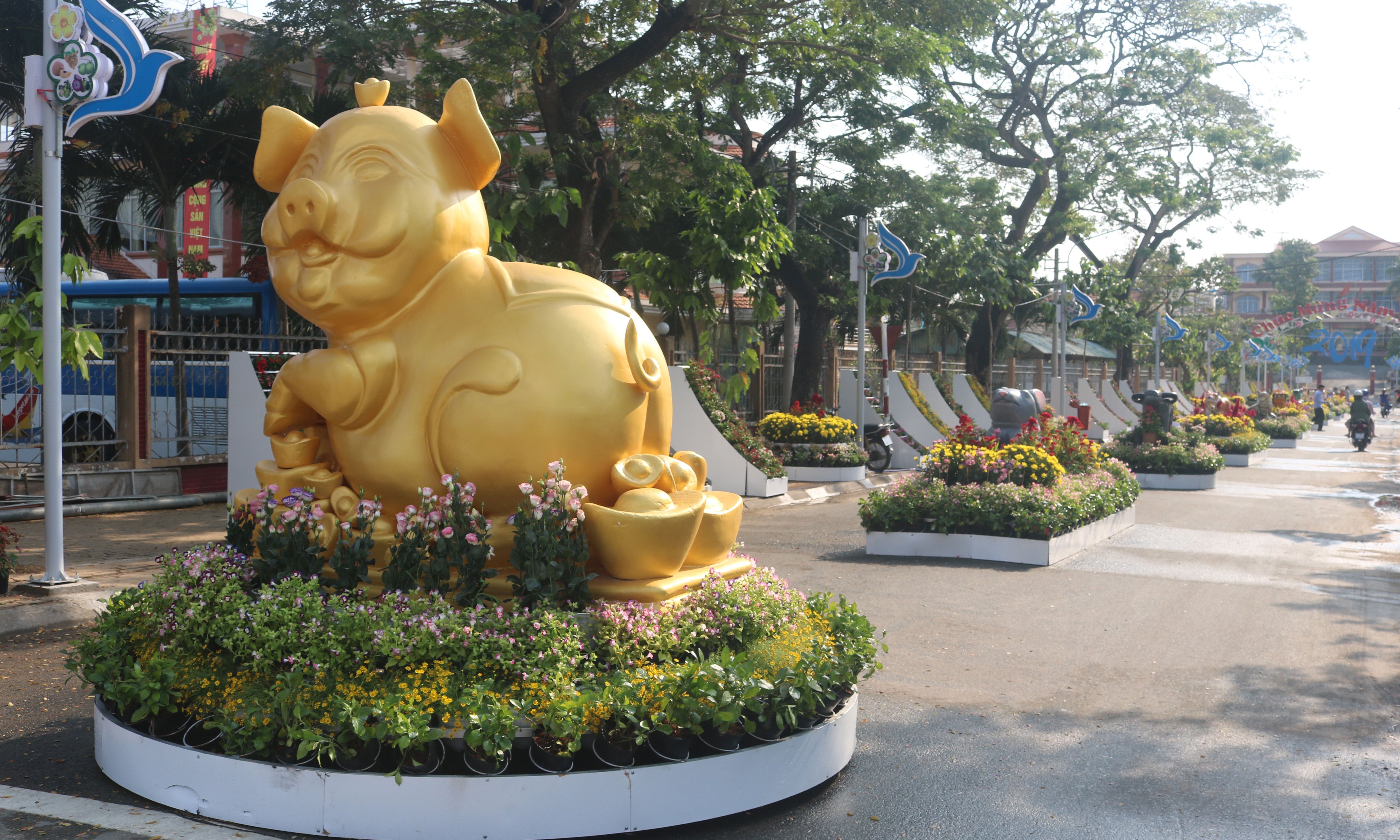 Đường hoa huyện Châu Thành được thiết kế sinh động với hình  tượng 12 con giáp.