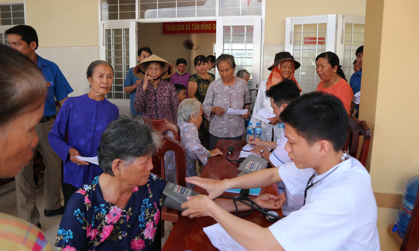 Khám chữa bệnh người dân.