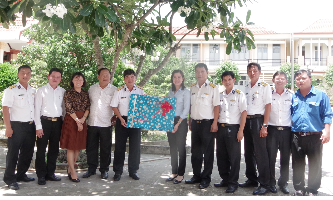 Đồng chí Nguyễn Thị Mỹ Nương, Chủ tịch Hội LHTN Việt Nam tỉnh Tiền Giang trao quà lưu niệm cho chiến sĩ, sĩ quan Căn cứ 696, Vùng 2 Hải quân