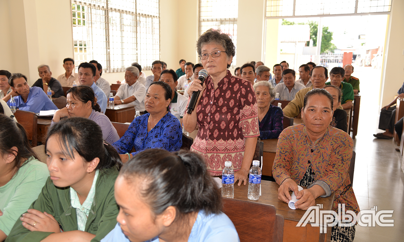 cử tri xã Phú Phong phát biểu ý kiến tại buổi tiếp xúc