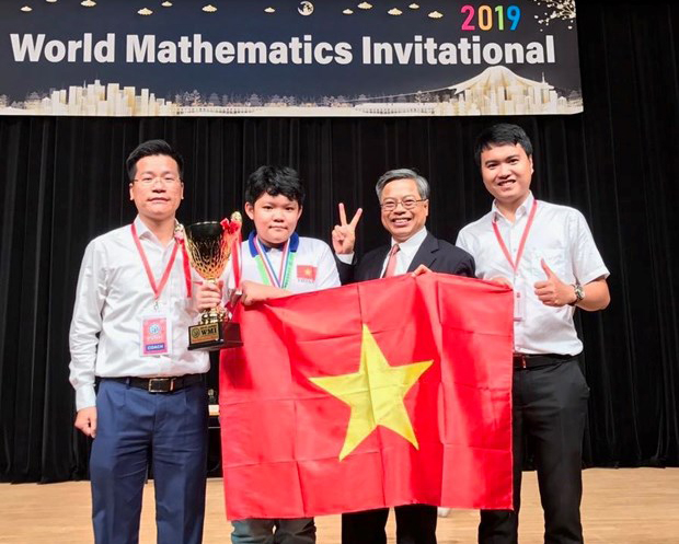Học sinh Lương Mạnh Đức - lớp 9H1 trường trung học cơ sở Trưng Vương - đoạt Cúp Đặt biệt 