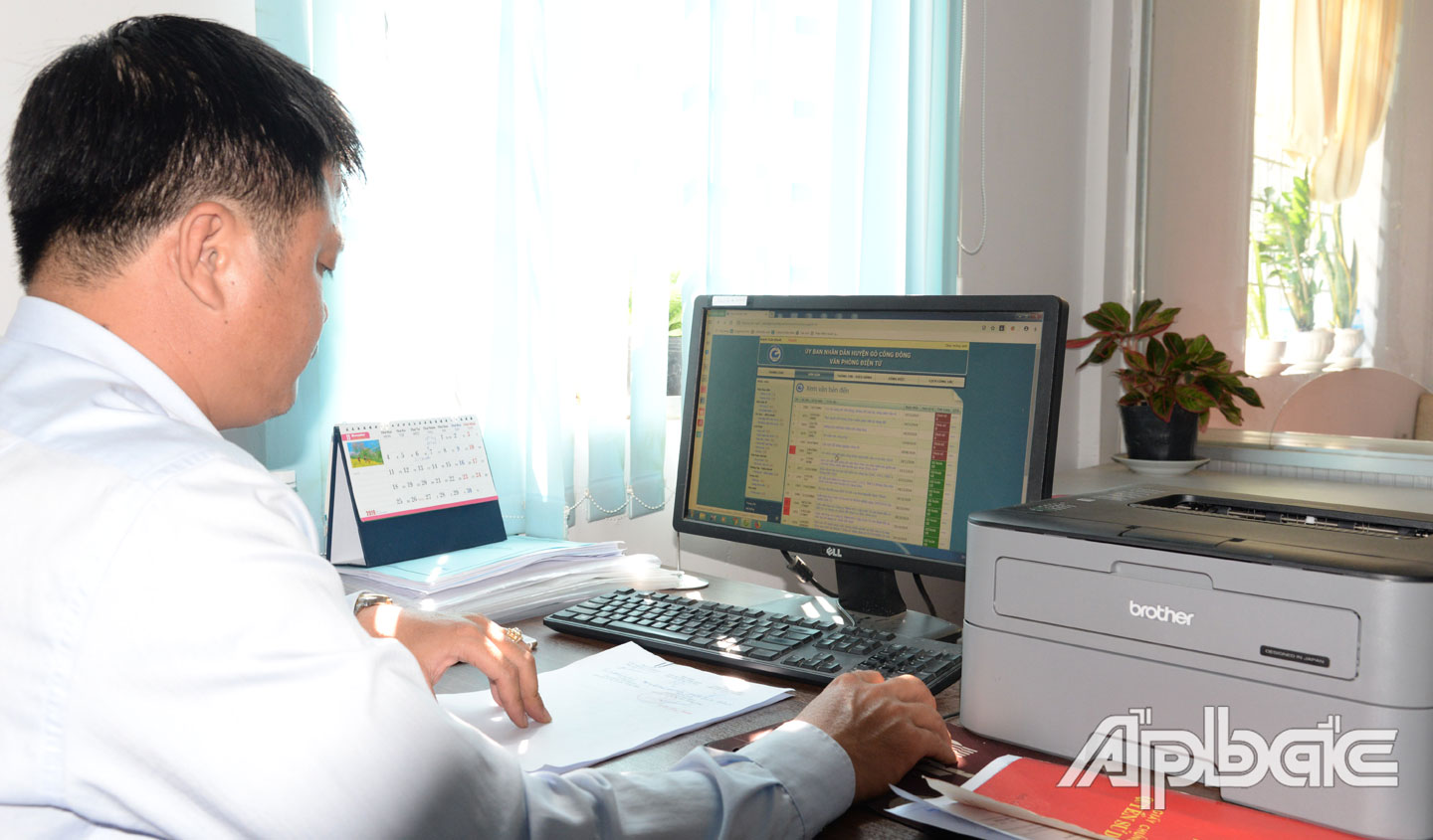 Cán bộ Văn phòng thị trấn Tân Hòa giải quyết  hồ sơ đất đai bằng CNTT.