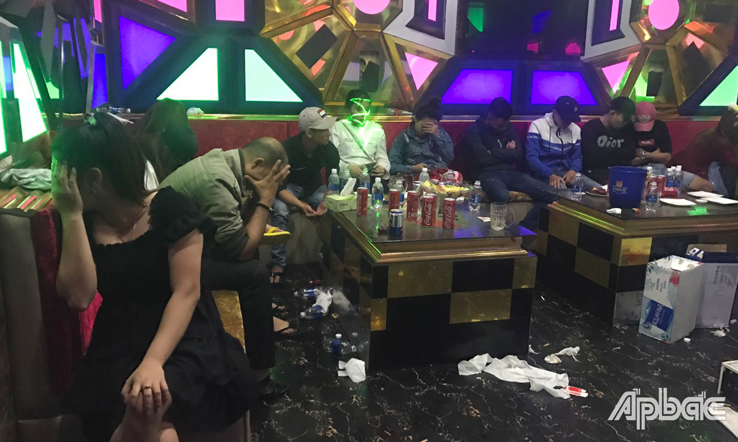 Các đối tượng tại quán karaoke.