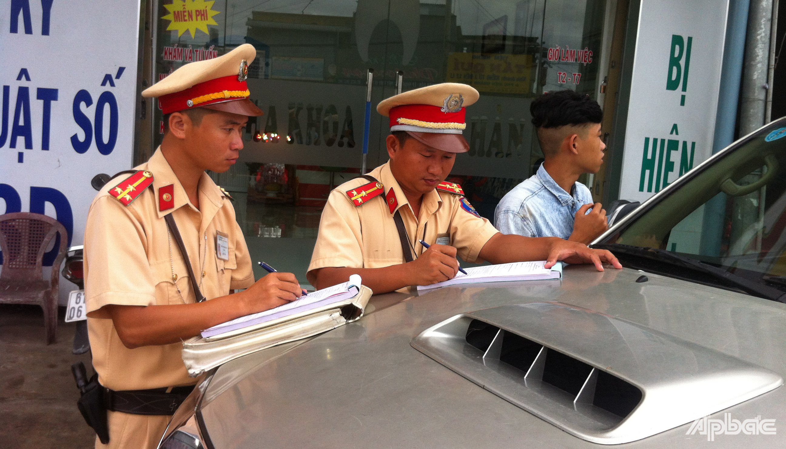 Lực lượng Cảnh sát giao thông làm nhiệm vụ trên QL.1.