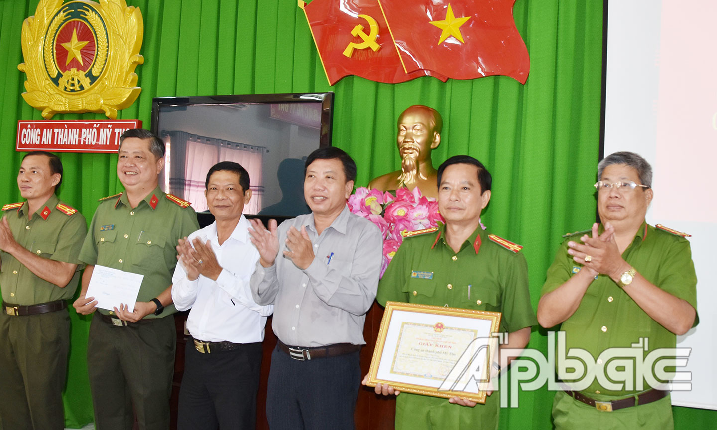 Phó Bí thư Thành ủy, Chủ tịch UBND TP. Mỹ Tho Nguyễn Thành Công trao tặng Giấy khen cho tập thể Công an TP. Mỹ Tho. 	Ảnh: HỒ SƯƠNG 