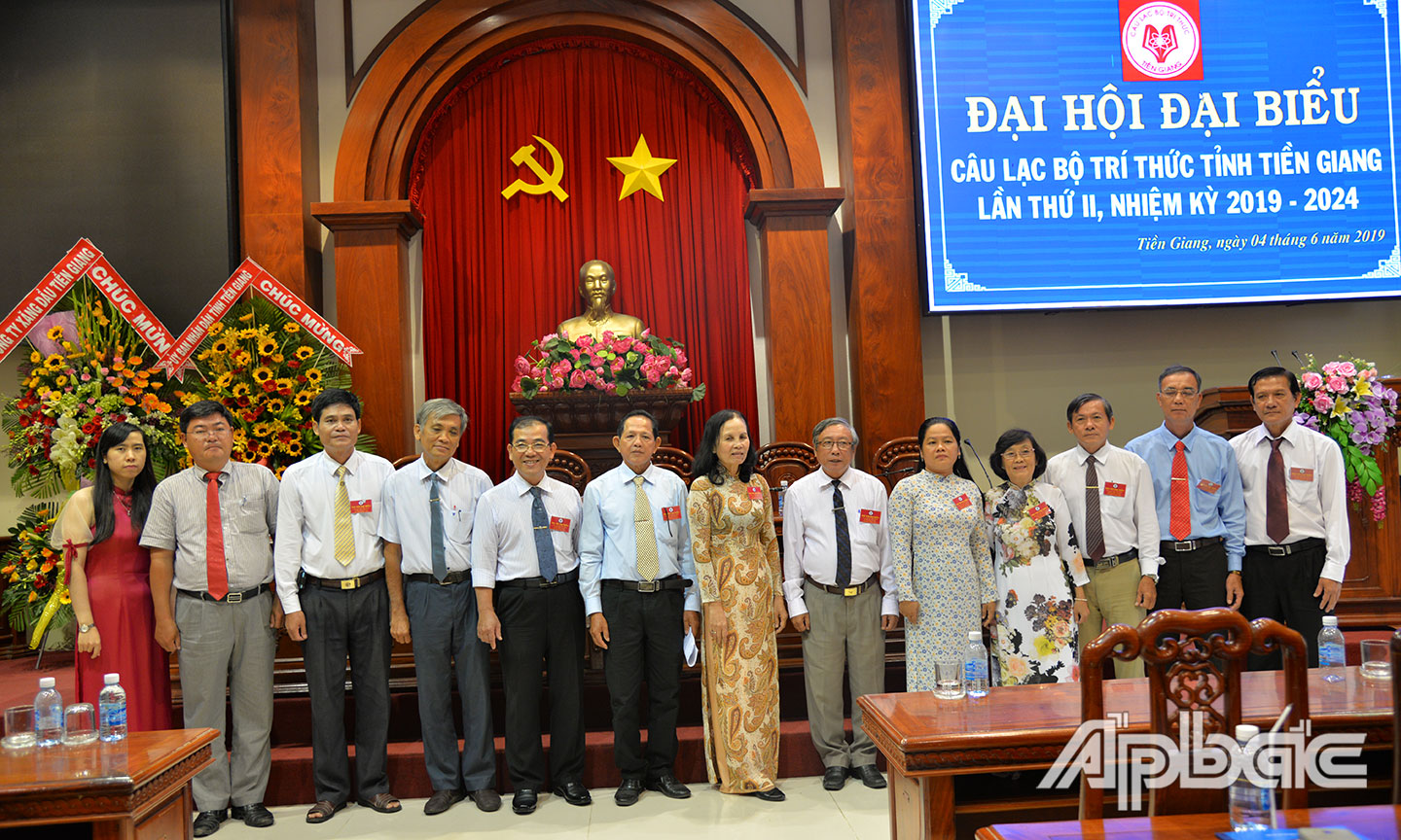 TS. Phạm Văn Khanh (thứ 6 từ trái qua).