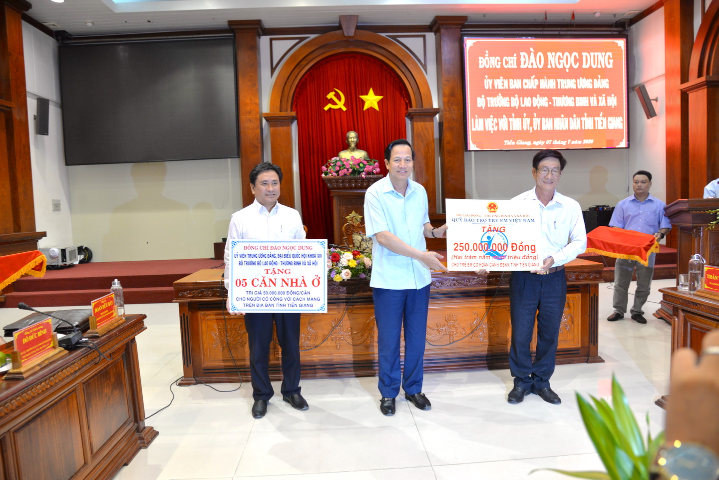 Bộ trưởng Đào Ngọc Dung trao bảng tượng trưng quà tặng cho tỉnh