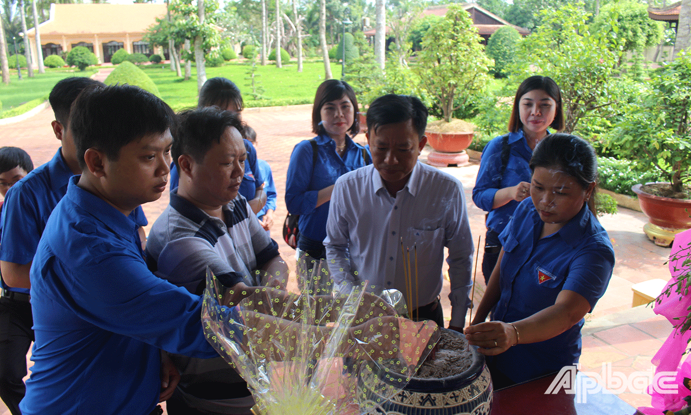 Đoàn thắp hương Đền thờ Liệt sĩ 