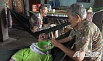 Mẹ già hơn 60 năm nuôi 2 con bệnh tật