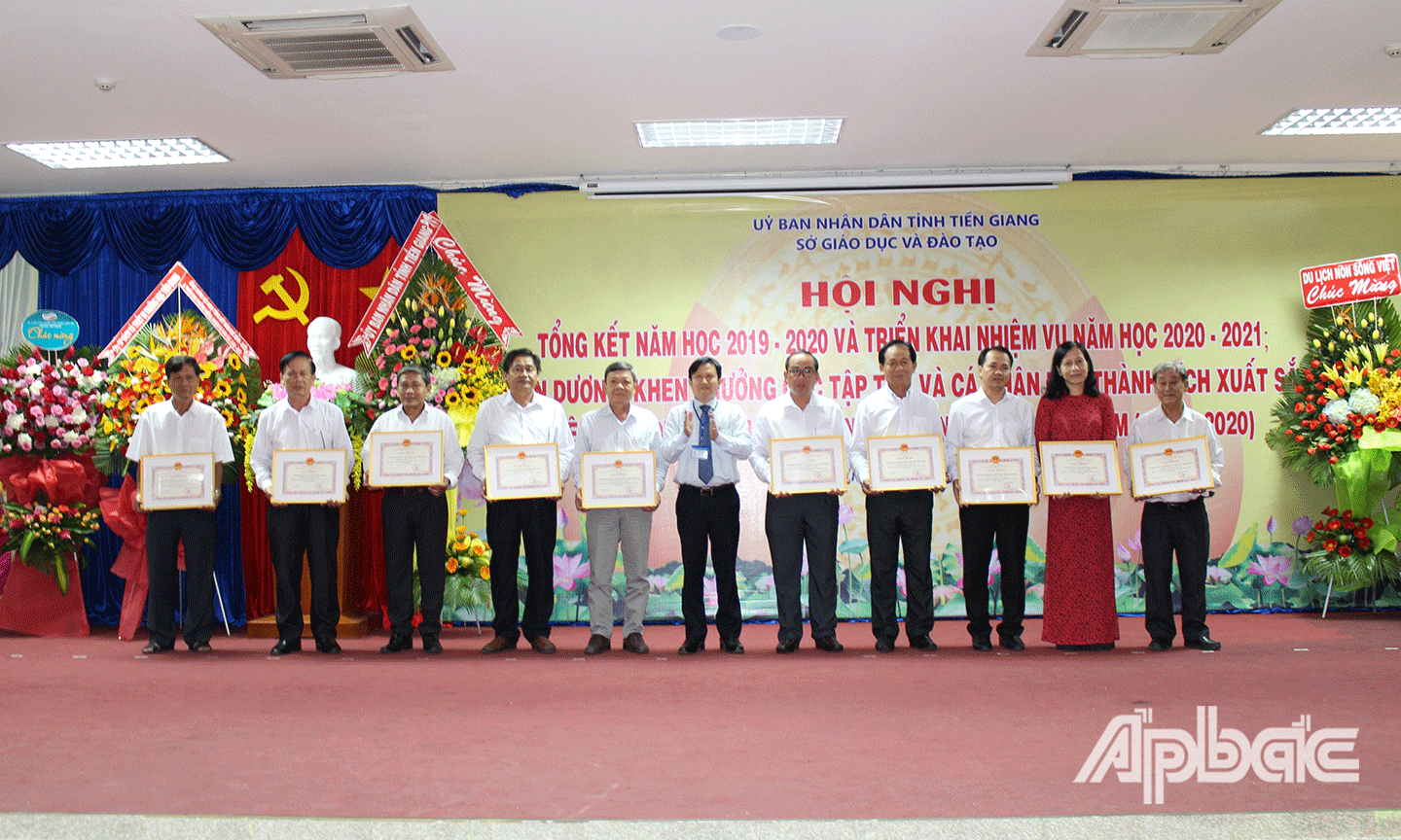 Thừa ủy quyền của Bộ GD-ĐT, Giám đốc Sở GD-ĐT Lê Quang Trí trao Bằng khen của Bộ GD-ĐT cho các cá nhân, tập thể có thành tích xuất sắc trong năm học 2019 - 2020.  
