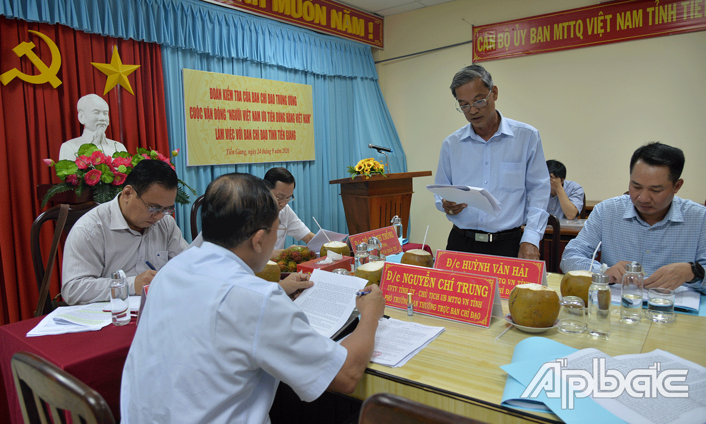 Phó Chủ tịch UBMT TQ tỉnh Huỳnh Văn Hải thông qua báo cáo tại buổi làm việc.