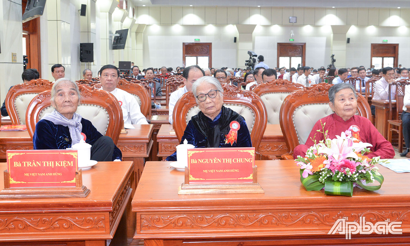 Các Mẹ Việt Nam Anh hùng tham dự Đại hội.
