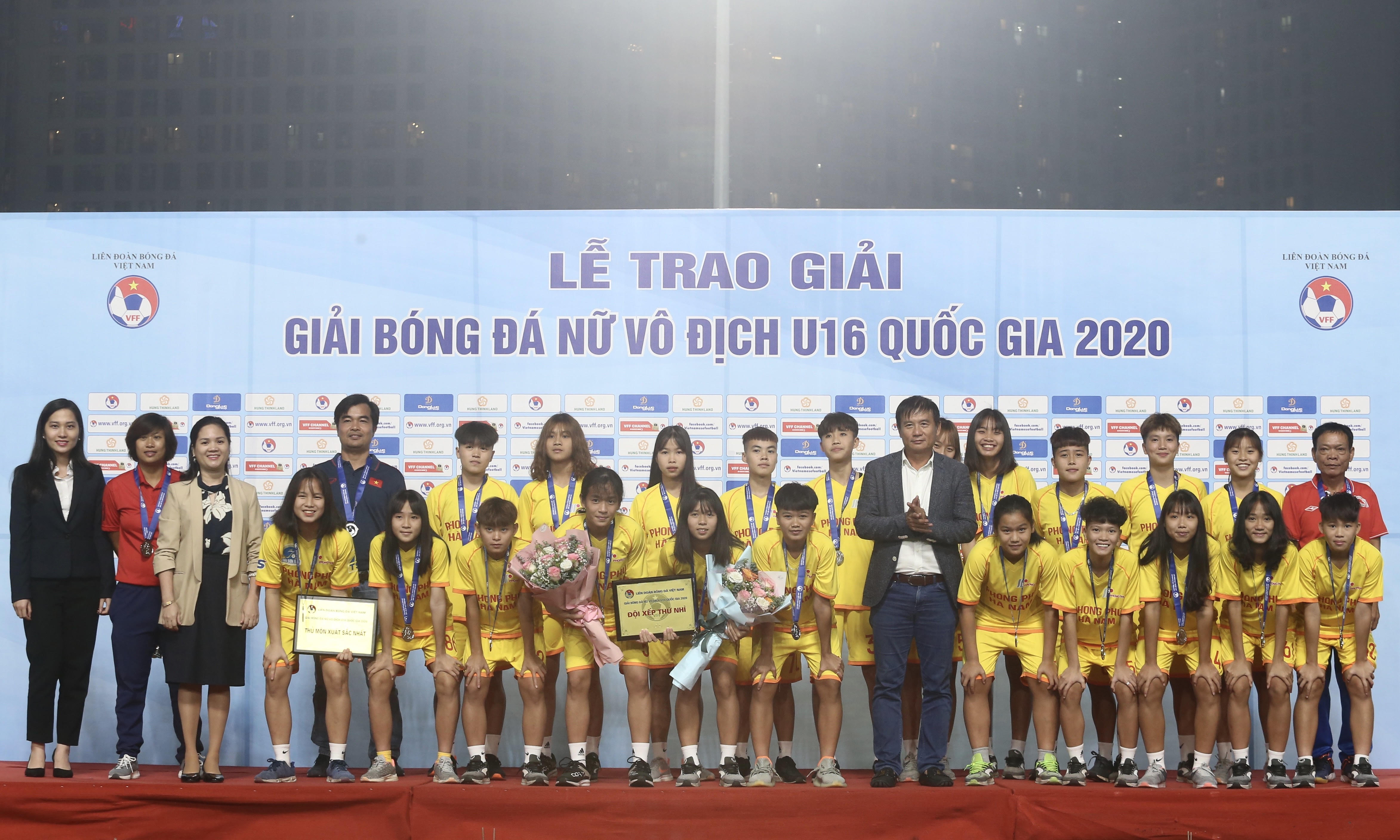 Bà Nguyễn Thanh Hà – Phó Tổng Thư ký kiêm Phó Trưởng Ban Tổ chức giải, ông Trương Hải Tùng – Giám đốc Trung tâm đào tạo bóng đá trẻ Việt Nam và bà Trần Thảo Ly – đại diện Tập đoàn Hưng Thịnh trao giải cho đội thứ Nhì: Phong Phú Hà Nam