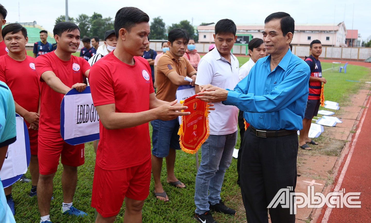 Ban Tổ chức trao cờ lưu niệm cho các đội tham dự giải.