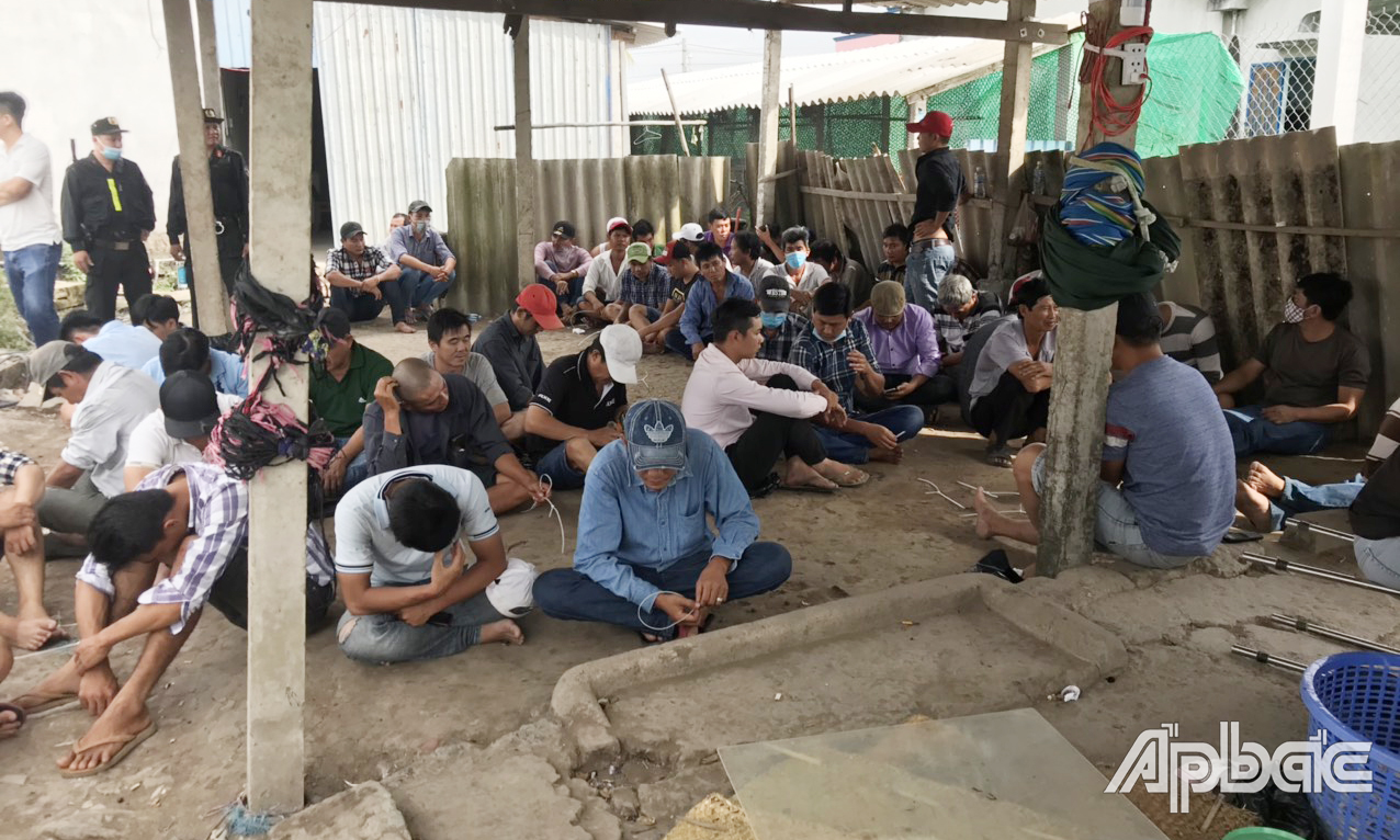 Nhiều người có mặt tại nơi tổ chức đánh bạc.